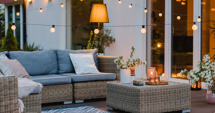 summer-evening-on-the-terrace-LYDE6HD-720x380